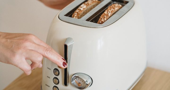 Почему нельзя переворачивать тостер, чтобы убрать из него крошки