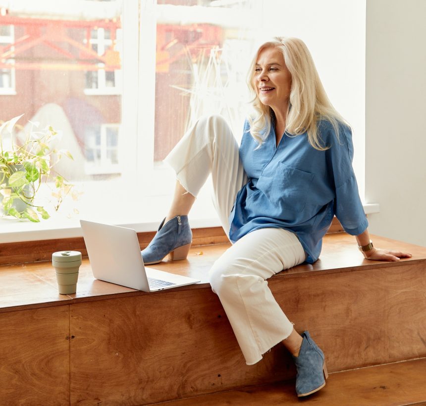 Какие джинсы подходят женщинам старше 50 лет: 3 лучших варианта