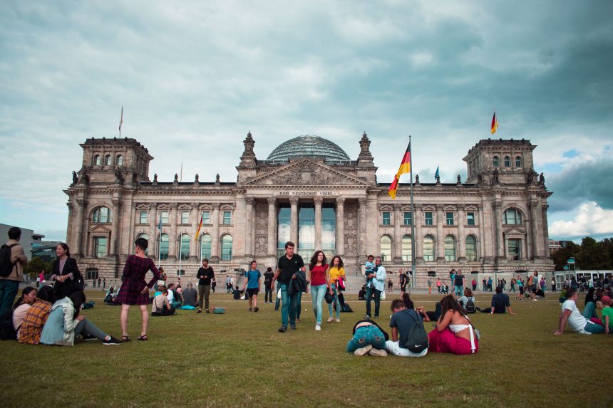 До 5000 евро: из-за нарушений каких правил беженцам в Германии грозят штрафы