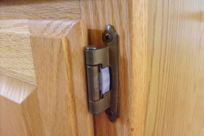 Чем смазать дверные петли, чтобы дверь не скрипела: вам нужна одна вещь из кладовой