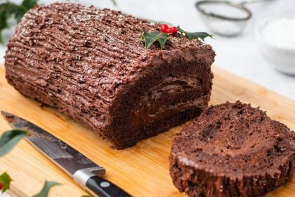 Рождественский шоколадный рулет: рецепт праздничного десерта за 30 минут