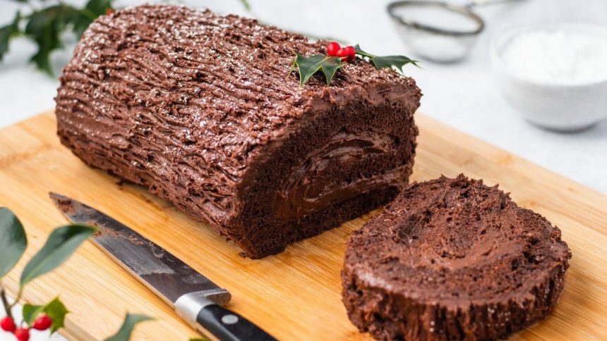 Рождественский шоколадный рулет: рецепт праздничного десерта за 30 минут