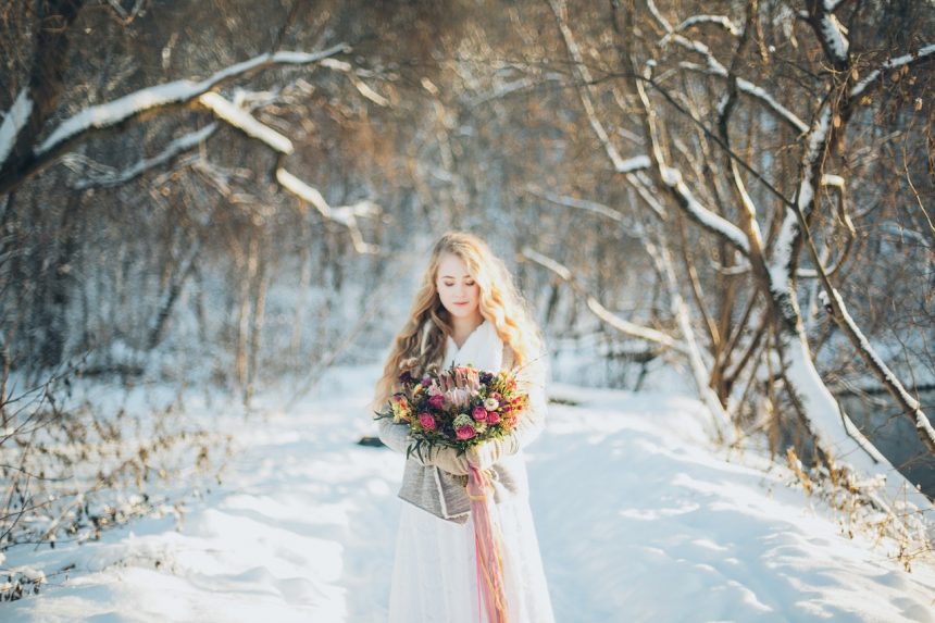 Букет невесты: какие цветы лучше подходят для зимней свадьбы?