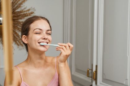 Лучше чистить зубы до или после завтрака? Ответ известного дантиста