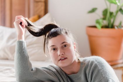 Что нельзя делать с волосами перед сном: может привести к залысинам