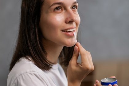 Бальзам или масло: что лучше для увлажнения потрескавшихся губ?