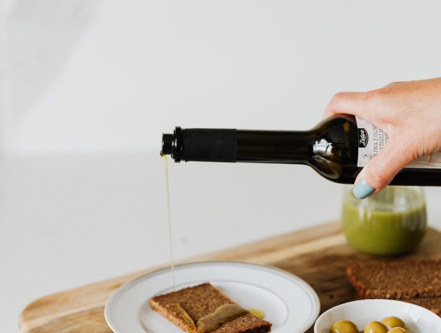 Вид оливкового масла, который снижает риск деменции, рака и проблем с кишечником
