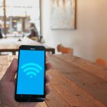 5 советов, как обезопасить телефон при использовании общественного Wi-Fi