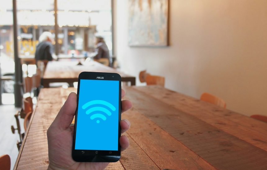 5 советов, как обезопасить телефон при использовании общественного Wi-Fi