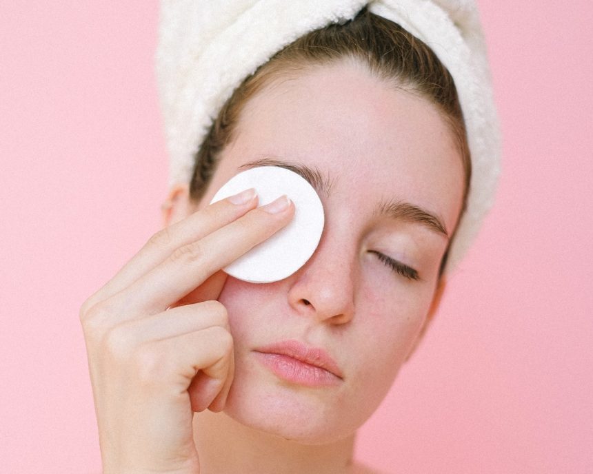 5 найкращих порад, як видалити макіяж з очей і які помилки не можна робити