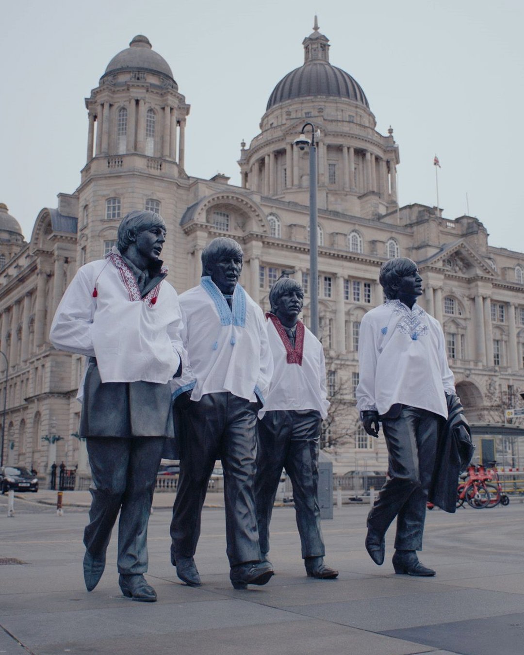 У Ліверпулі пам'ятник рок-гурту The Beatles одягли у вишиванки