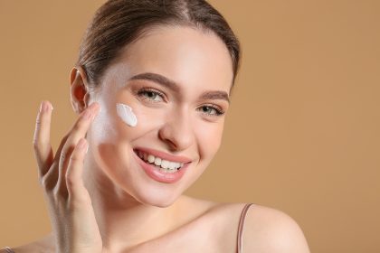 Як використовувати сонцезахисний крем для обличчя, не зіпсувавши макіяж