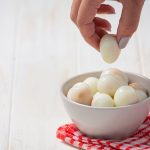 Як очистити варене яйце за 10 секунд, навіть не торкаючись до нього