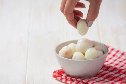 Як очистити варене яйце за 10 секунд, навіть не торкаючись до нього