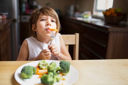 Як заохотити дитину харчуватися здоровою їжею: хитрі прийоми