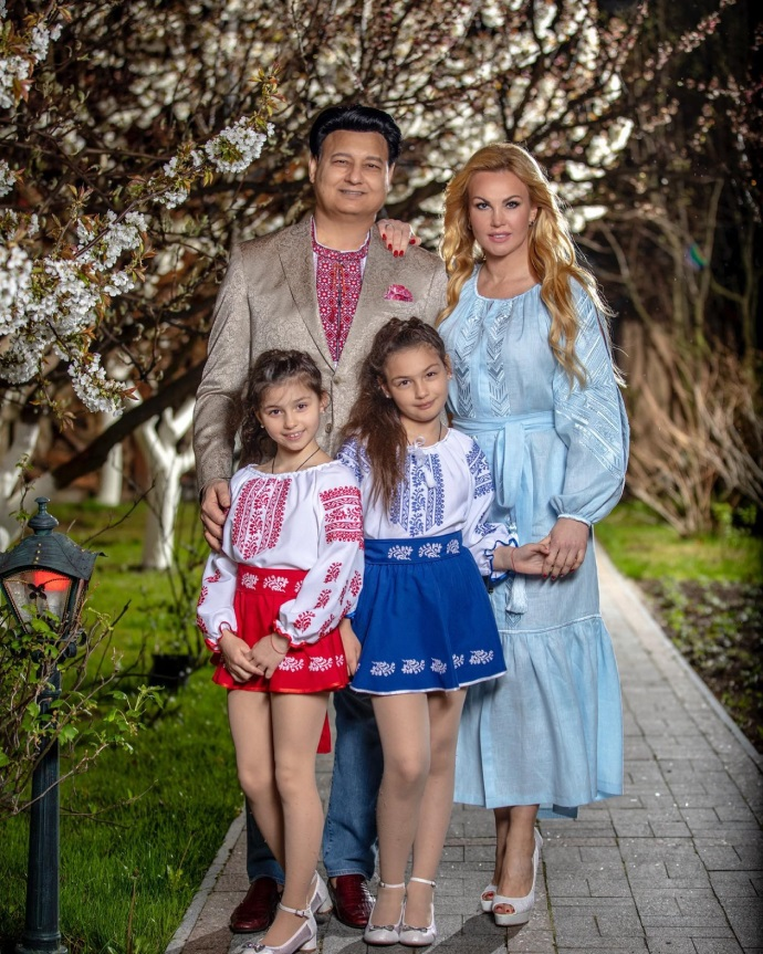 Камалия с мужем и дочерьми на патриотической фотосессии.