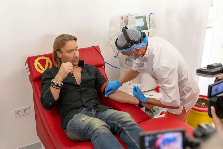 Олег Винник робить тест на коронавірус.