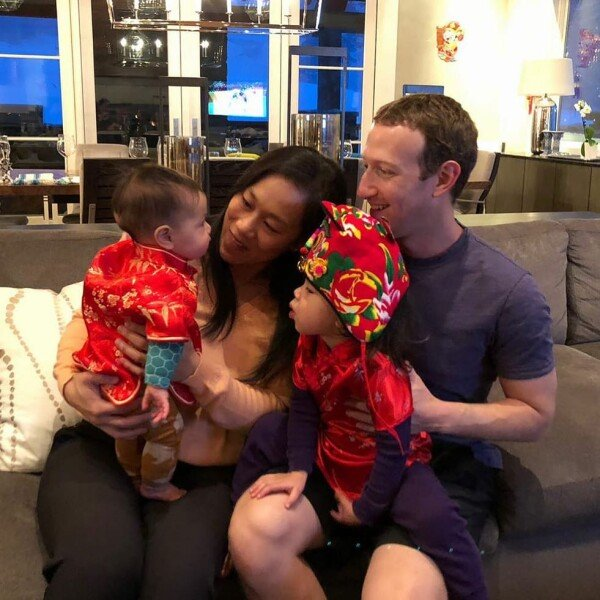Марк Цукерберг со своей супругой и детьми.