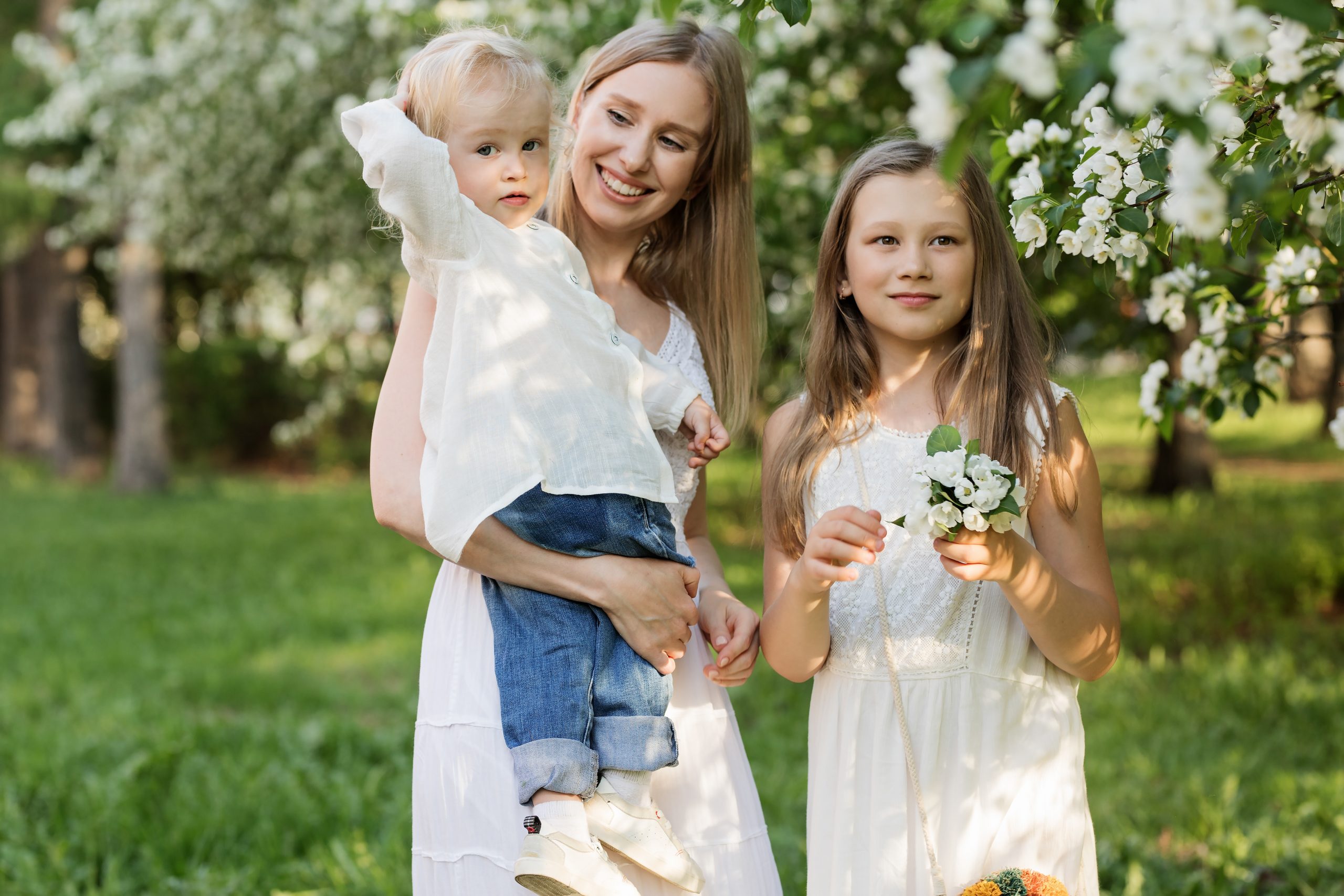 Мать сегодня. Молодая мама с дочкой. Фотосессия семьи с дочкой. День матери семья. Женщина с ребенком семья.