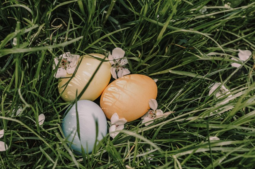 Красиво і безпечно: як пофарбувати великодні яйця натуральними інгредієнтами