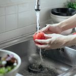 Чи справді важливо мити фрукти оцтом? Відповідь дивує