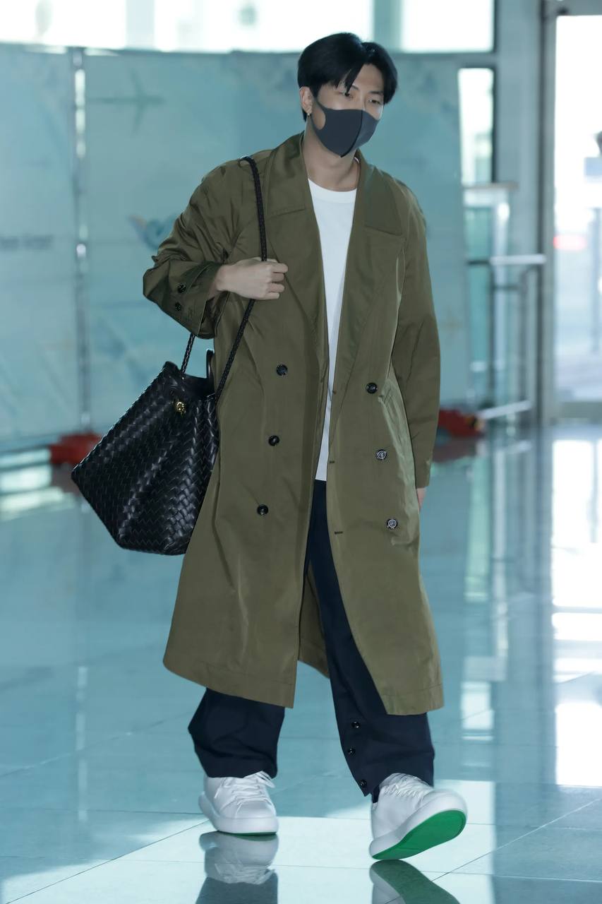 RM з BTS з сумкою Bottega Andiamo. Джерело: Instagram
