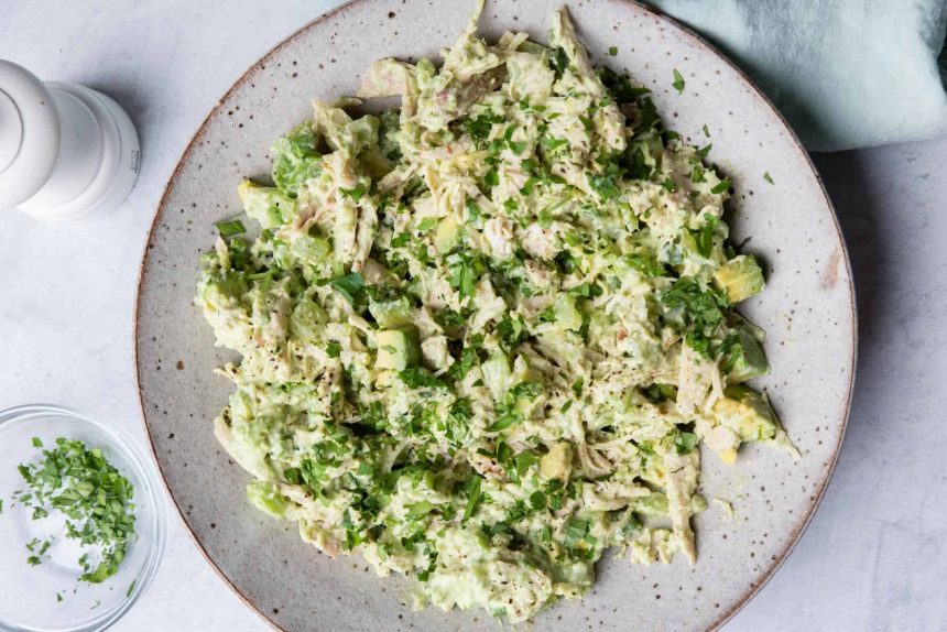 Корисно і ситно: простий рецепт курячого салату з авокадо за 10 хвилин