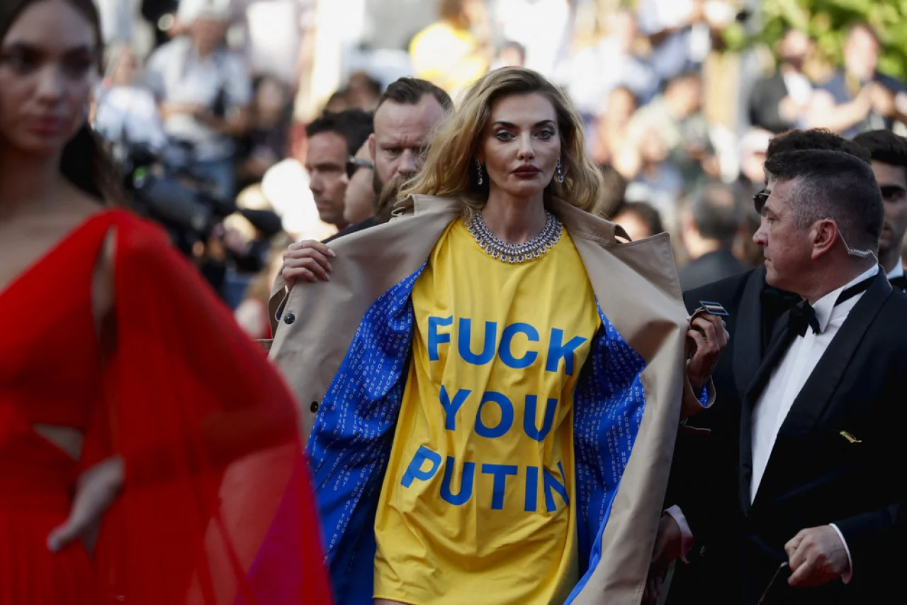  Аліна Байкова на Каннському фестивалі  демонструє надпис  «Fuck you Putin». 