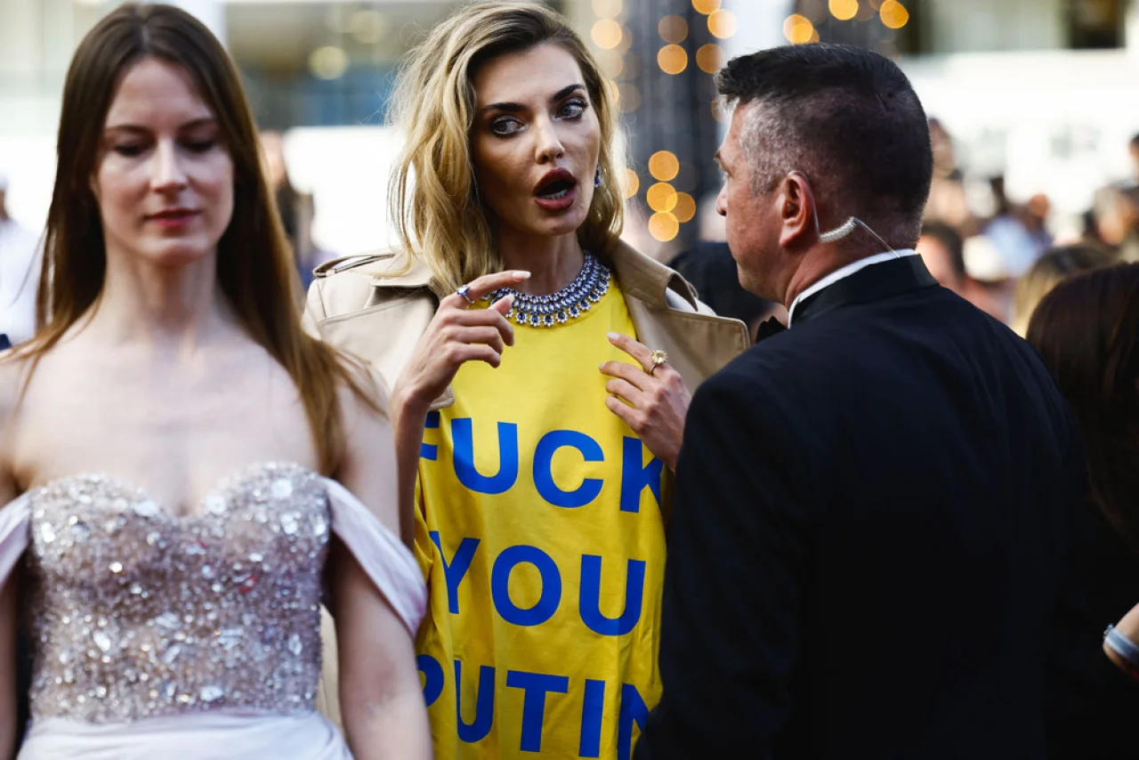 Алина Байкова на Каннском фестивале демонстрирует надпись «Fuck you Putin».