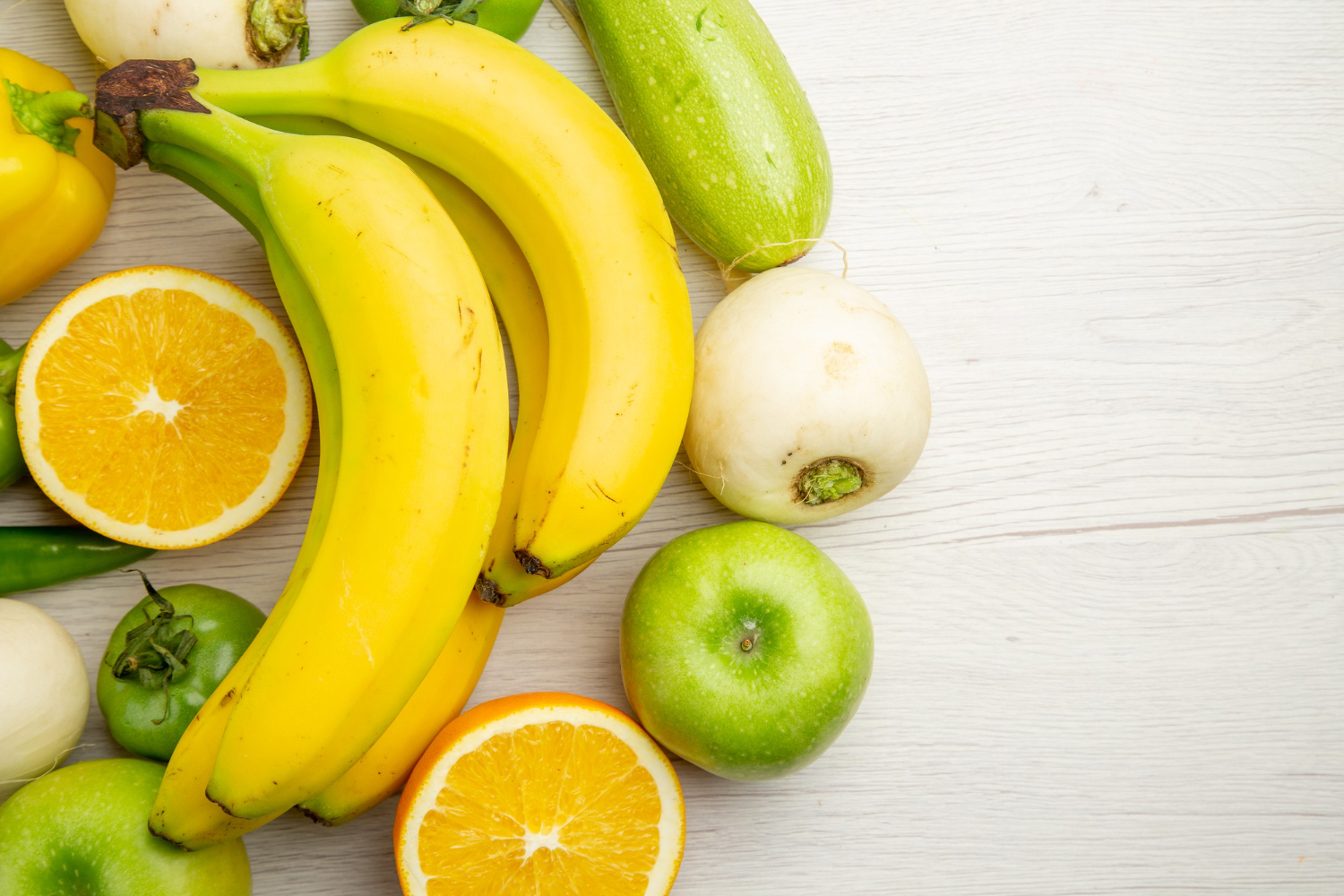 Можно есть зеленые бананы. Зеленые и спелые бананы. Фон из бананов. Банан на зеленом фоне. Пожелтение банана.