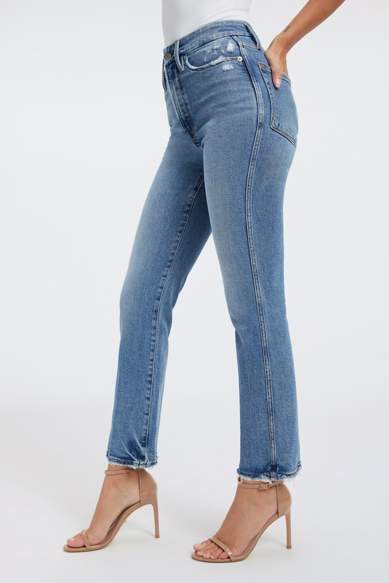 Пара мечты: лучшие джинсы 2023 для большой попы, которые не нужно ушивать в талии