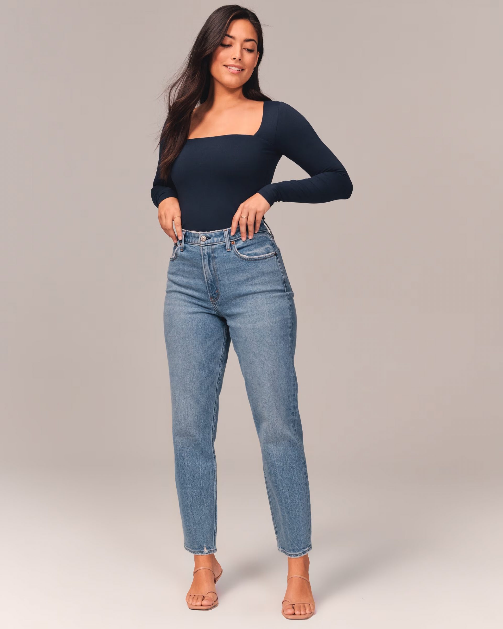 Пара мечты: лучшие джинсы 2023 для большой попы, которые не нужно ушивать в талии