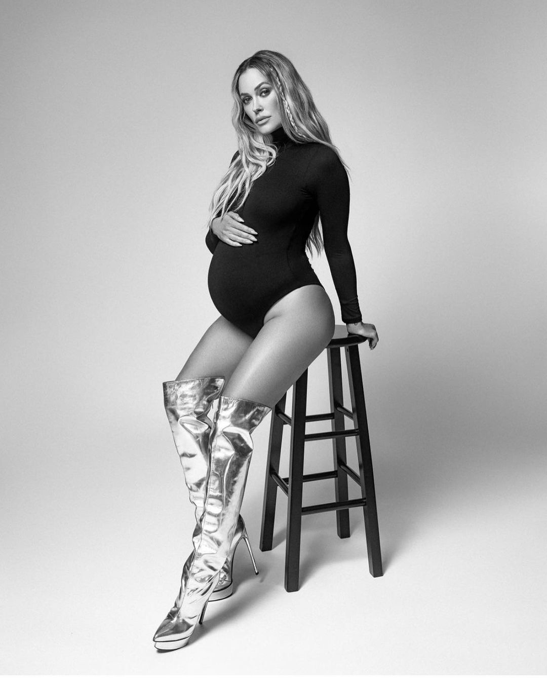 Пета Маргатройд позирует во время беременной фотосессии. 