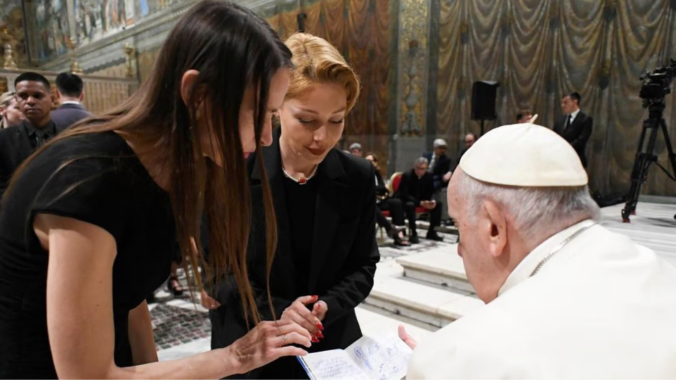 Тина Кароль общается с Папой Римским. 