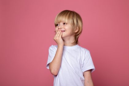 Ваша дитина любить колупатися в носі? Педіаторка розповіла, як її відучити