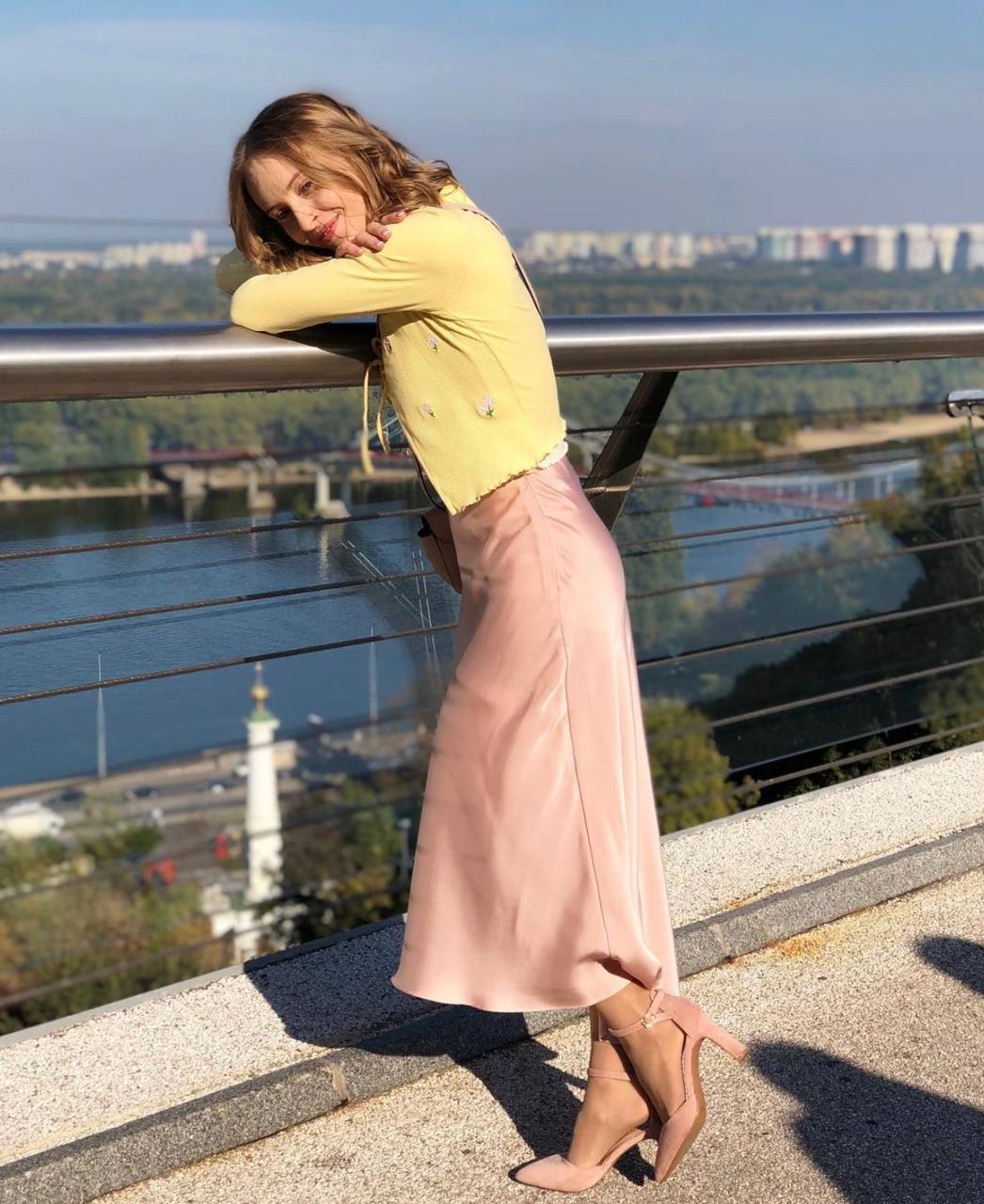 Как Анна Сагайдачная носит розовый цвет.