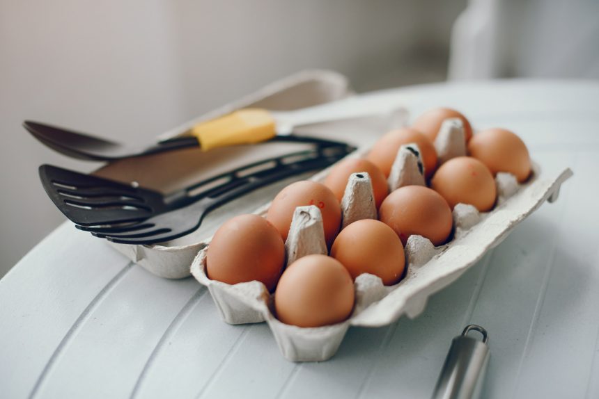 Один хитрий спосіб визначити, що яйця зіпсувалися, не розбиваючи їх