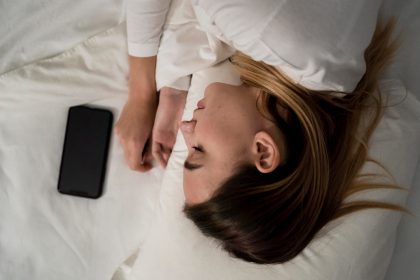 Наскільки погано спати з телефоном? Ось усі неприємні наслідки