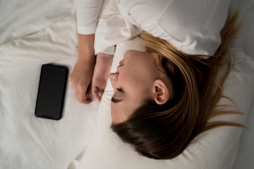 Наскільки погано спати з телефоном? Ось усі неприємні наслідки