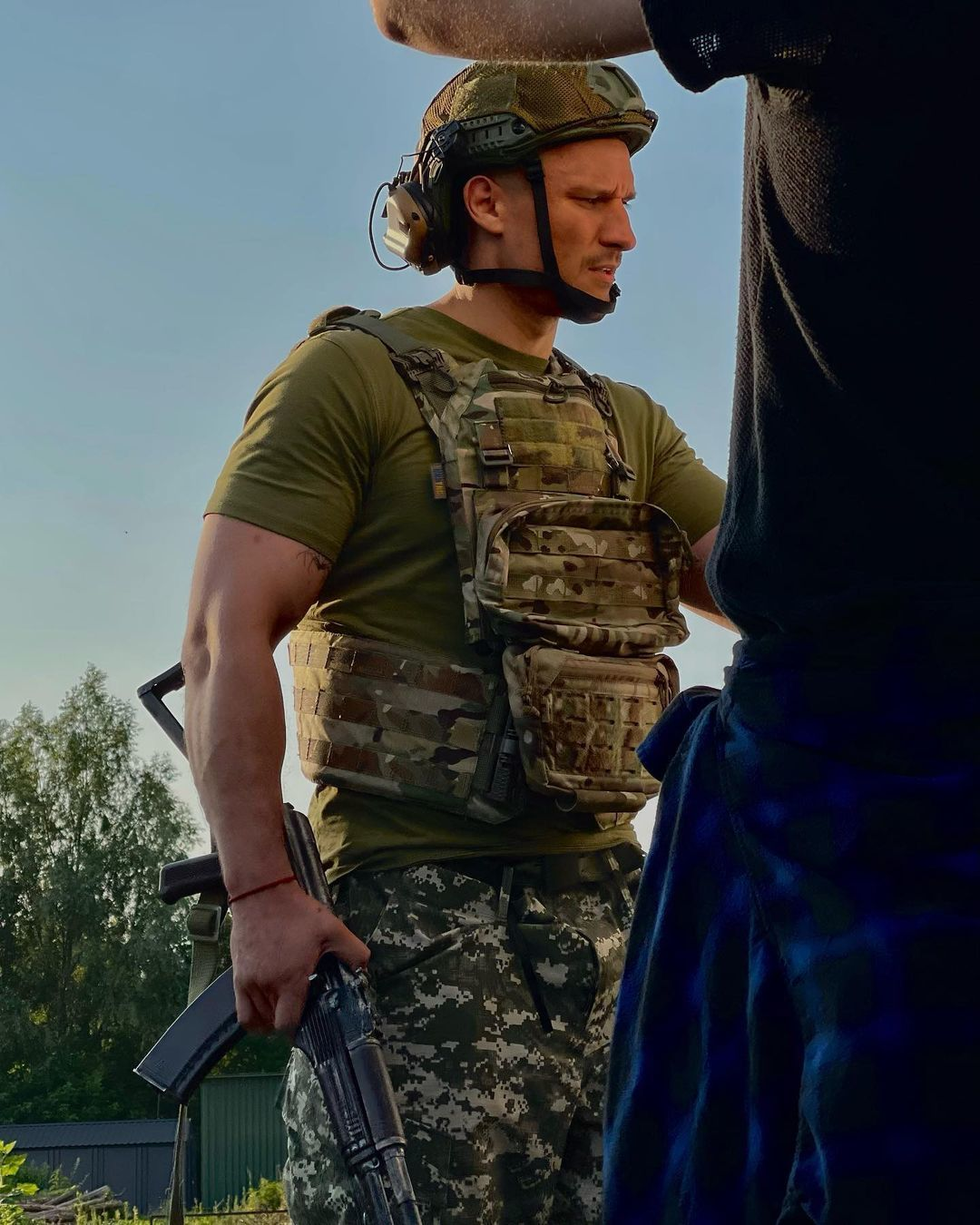 Тарас Цымбалюк в образе военного на съемках сериала. 