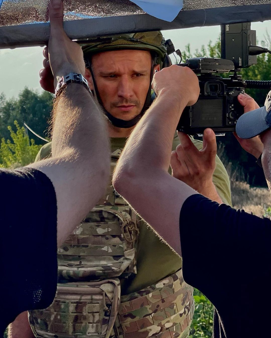 Тарас Цимбалюк в образі військового на зйомках серіалу.