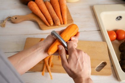 Найшвидший спосіб почистити моркву, про який ви не знали