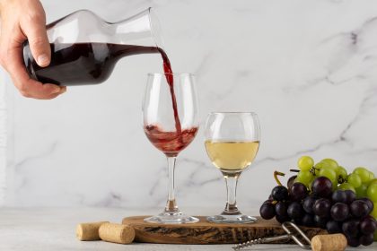 У чому різниця між червоним і білим вином: і яке з них корисніше?