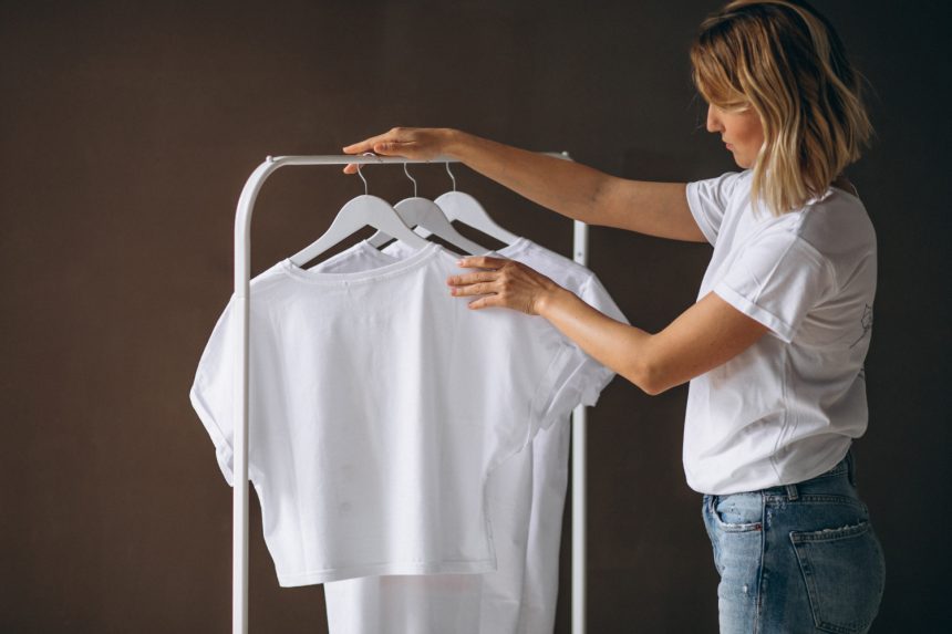 Ніякої жовтизни: як прати білий одяг, щоб він не втрачав яскравості