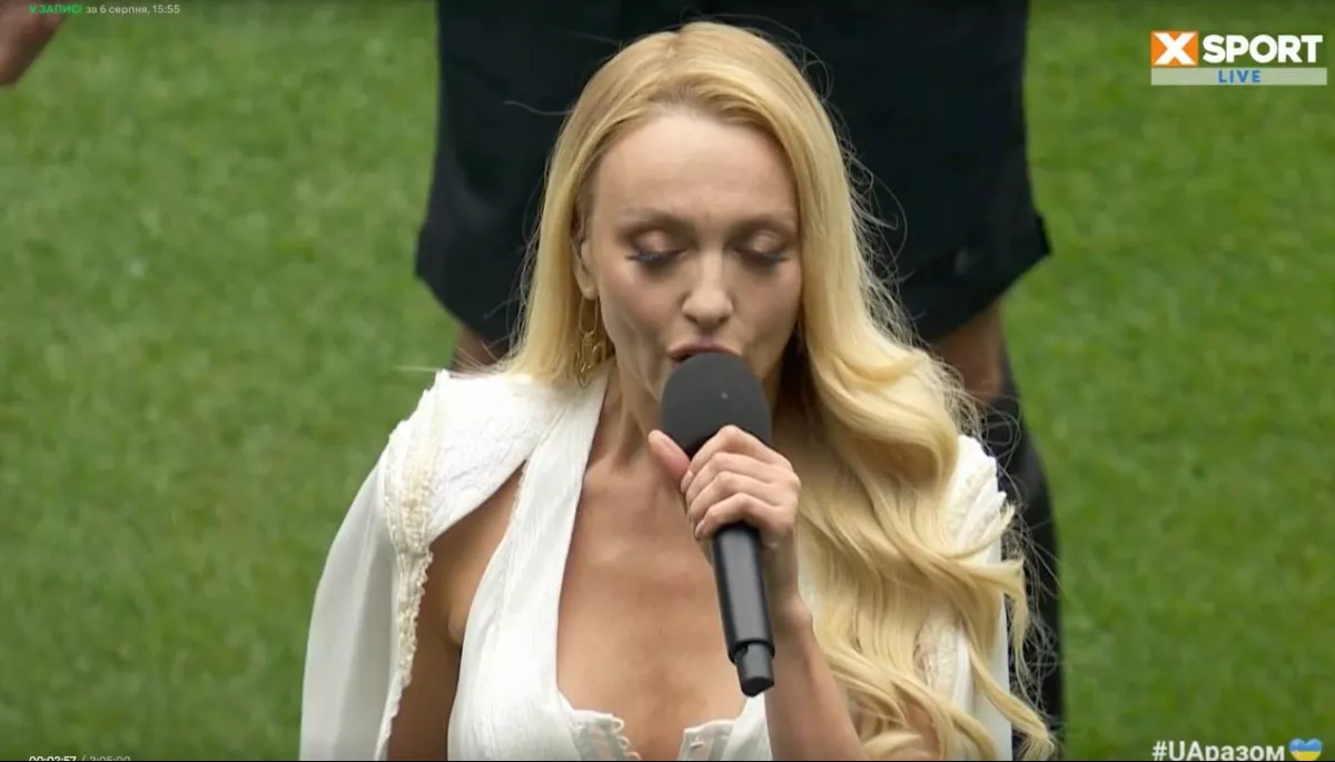 Оля Полякова исполняет гимн Украины. 
