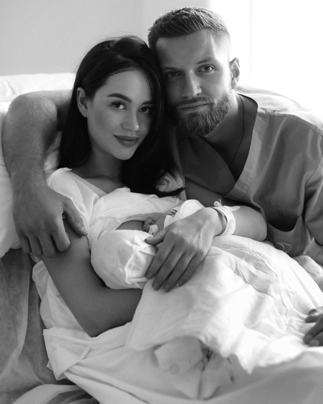 Таня Парфільєва з чоловіком і малюком. 