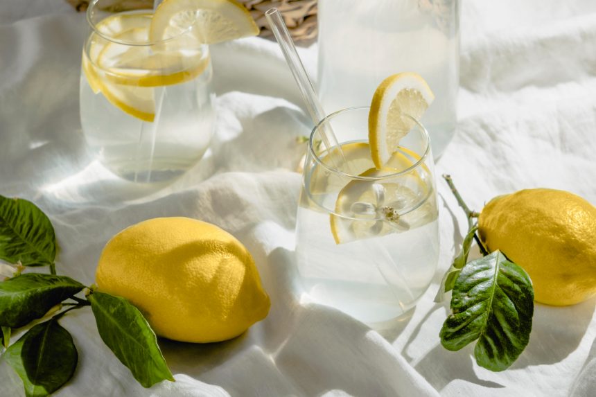 Міф чи правда: лимонна вода очищає органи і спалює жир на животі?