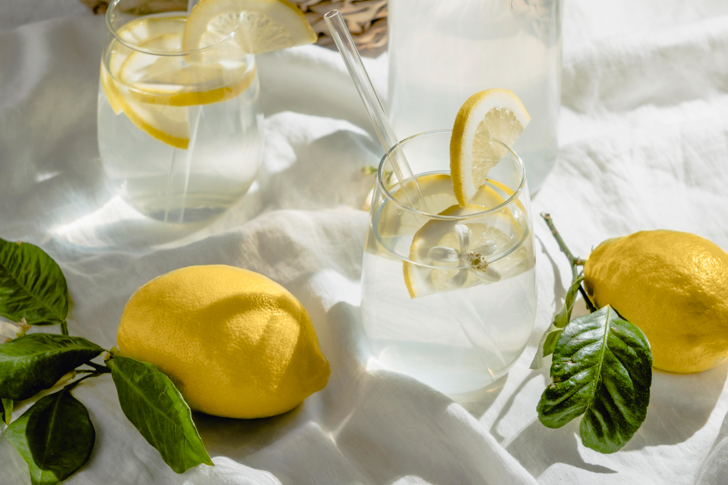 Лимон помогает похмелья. Лимонная вода. Вода с лимоном. Лимонная вода домашняя. Лимонная горькая вода.