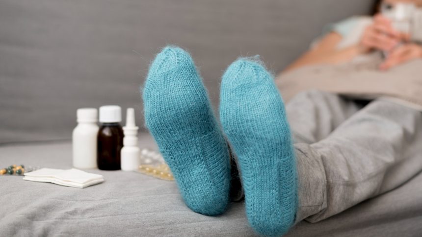 Сон з цибулею в шкарпетці: чи допомагає цей засіб вилікувати грип та застуду?