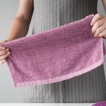 Як випрати новий рушник, щоб він не втратив колір: проста хитрість